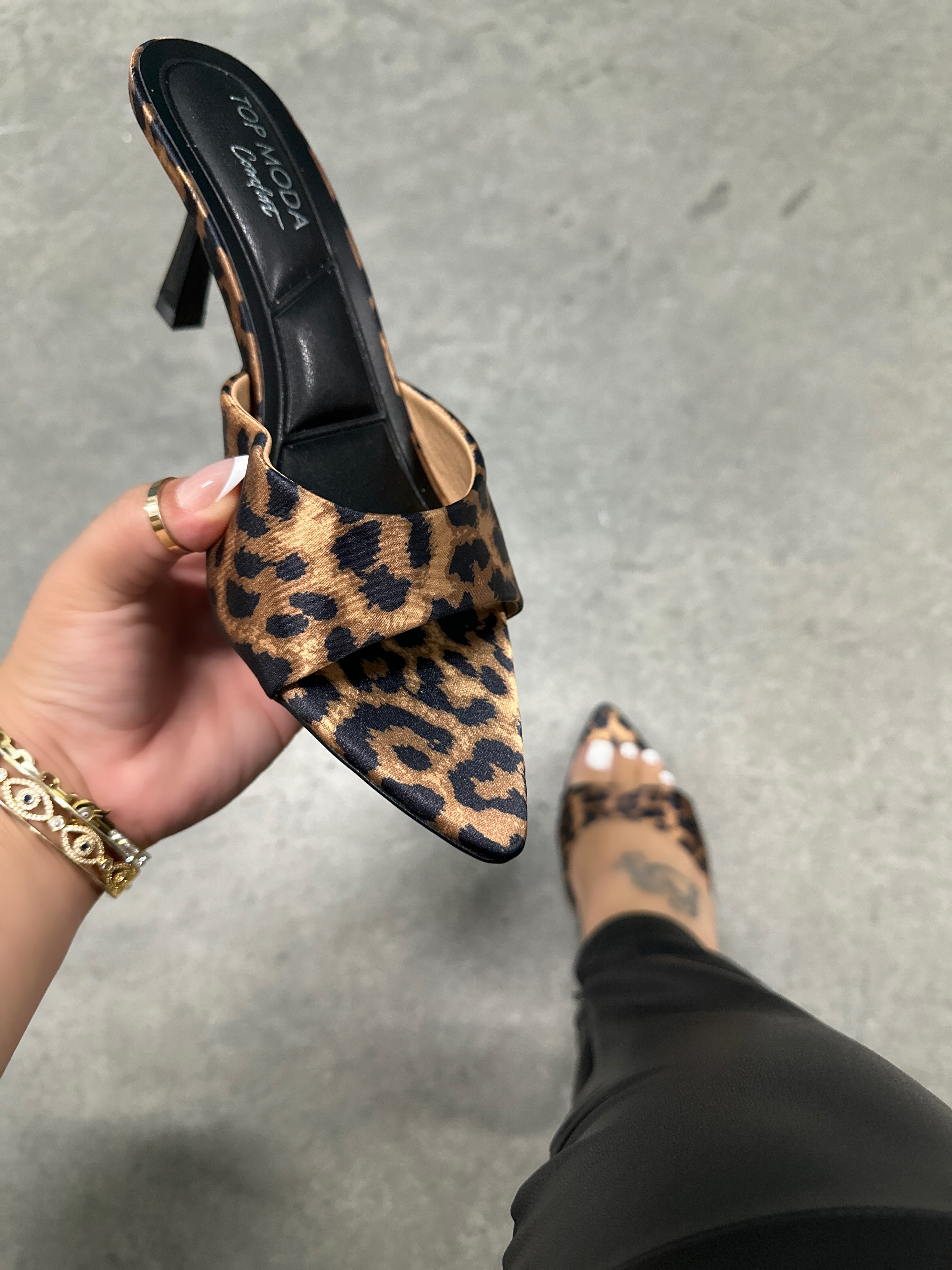 [DEINET] LEOPARD SHIRRING STILLETTO MULE /追跡付 Wild-One Diamante Detail Pointed Peep Toe Stiletto Heel Mule